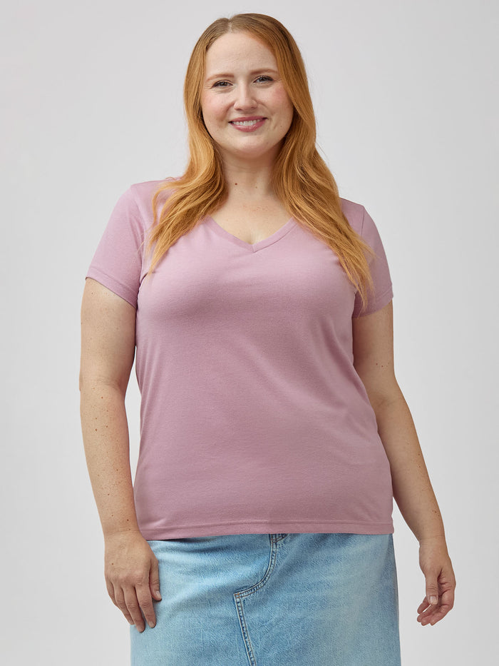 Ryn is 5'9" (size 14-16) and wears size XL # Chalk Pink Women's V-Neck Tees | Find Your Size (XS-3XL)