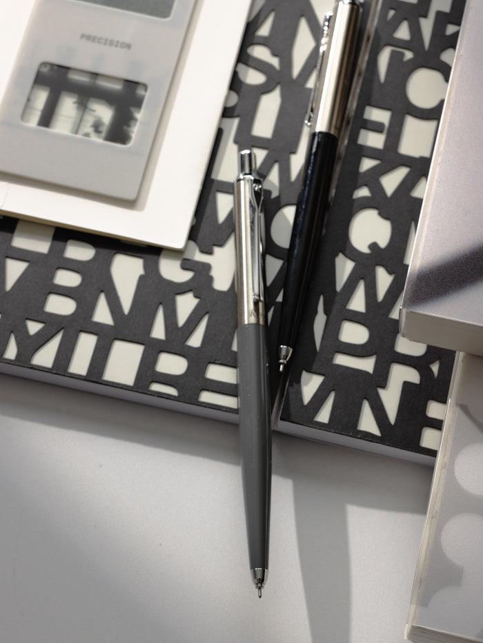 The OHTO Rays Flash Dry Gel Pen | 0.5 mm in Black, full length, showing the black lower barrel and the silver metal upper half with a clip