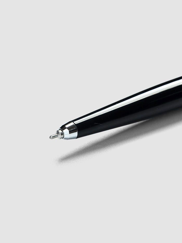 Close-up of the tip of the OHTO Rays Flash Dry Gel Pen | 0.5 mm in Black, showing the silver metal cone and the 0.5 mm point